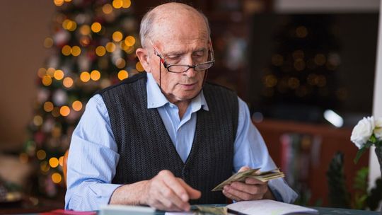 Coraz więcej groszowych emerytur. Setki tysięcy Polaków poniżej minimum