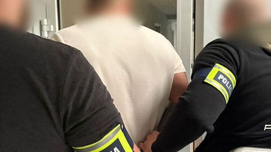 Dociekliwość i dobra współpraca policjantów doprowadziła do zatrzymania dwóch złodziei samochodowych