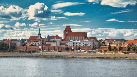 Ile trzeba zarabiać, żeby kupić mieszkanie w Toruniu na kredyt hipoteczny?