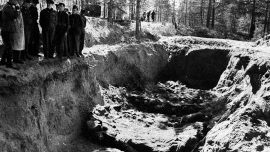 Katyń: Rana, która nie chce się zagoić. Polska oddaje hołd ofiarom sowieckiego mordu