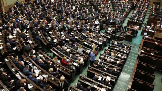 Nowy sondaż. KO na prowadzeniu, PiS depcze jej po piętach