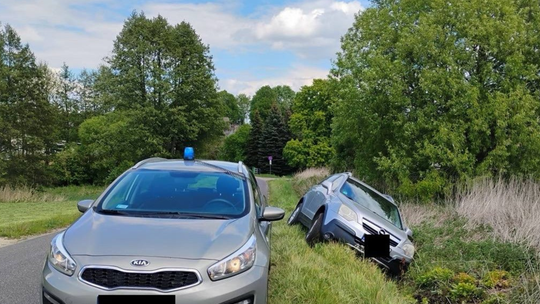 Pijany 24-latek bez uprawnień uciekał po wjechaniu do rowu – grozi mu więzienie