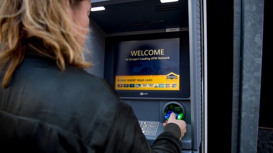 Płaciła znalezioną kartą bankomatową – odpowie przed sądem