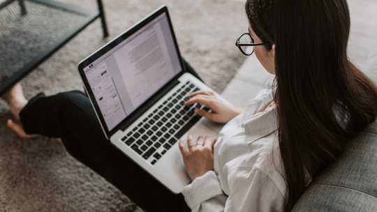 Portfel czy święty spokój? Liczymy, czy w 2026 roku opłaca się jeszcze wstawać do biura