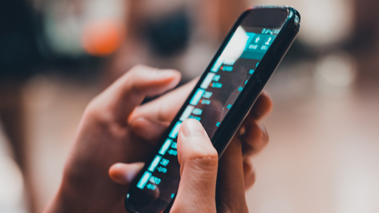 Przechodzisz przez przejście dla pieszych? Odłóż telefon!