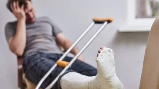 Sposób na zimowe chodniki. Chód pingwina może nam pomóc