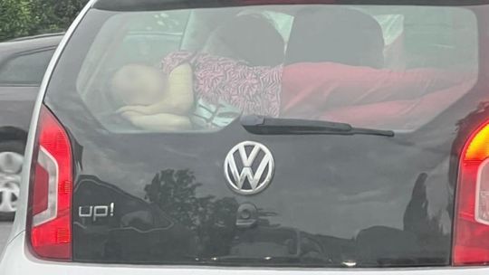 Tak nie przewozi się dziecka. Policja pokazuje zdjęcie i szuka kierowcy volkswagena