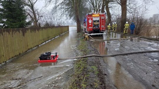 Topniejący śnieg zalewa Polskę. Setki interwencji strażaków Topniejący śnieg zalewa Polskę. Setki interwencji strażaków
