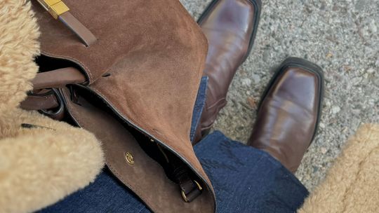 Torebki zamszowe – elegancja, która nigdy nie wychodzi z mody