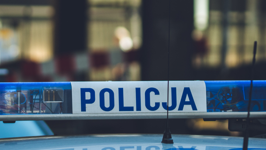Wypadek w centrum miasta – kierująca BMW wjechała w ścianę budynku