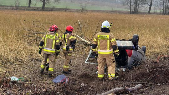 Wypadek w powiecie iławskim – 49-latka dachowała Renaultem!