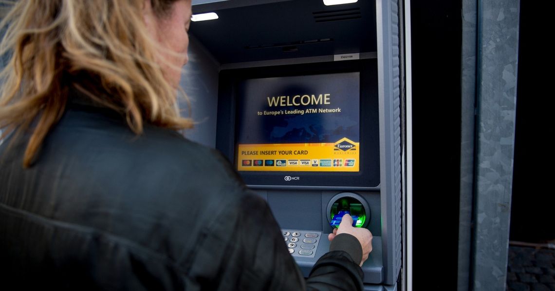 Płaciła znalezioną kartą bankomatową – odpowie przed sądem
