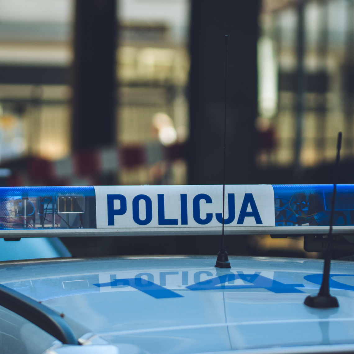 Wypadek w centrum miasta – kierująca BMW wjechała w ścianę budynku
