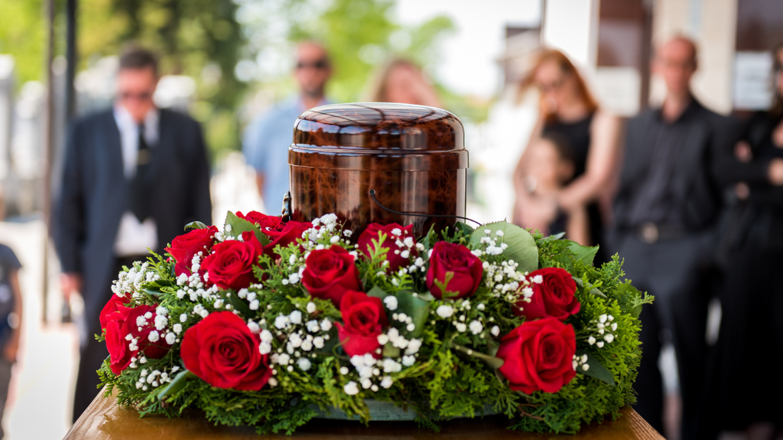 Zamiast chować bliskiego na cmentarzu, rozsypiesz jego prochy