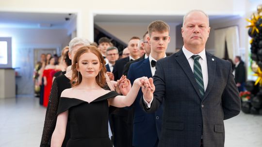 FOTORELACJA- Studniówka 2025 Zespołu Szkół nr 1 im. gen. Jose de San Martin w Sierpcu