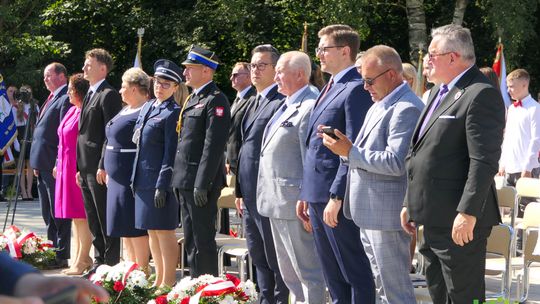 Obchody 86 rocznicy wybuchu II wojny światowej na placu przy pomniku Ofiar Totalitaryzmów w Nawrze